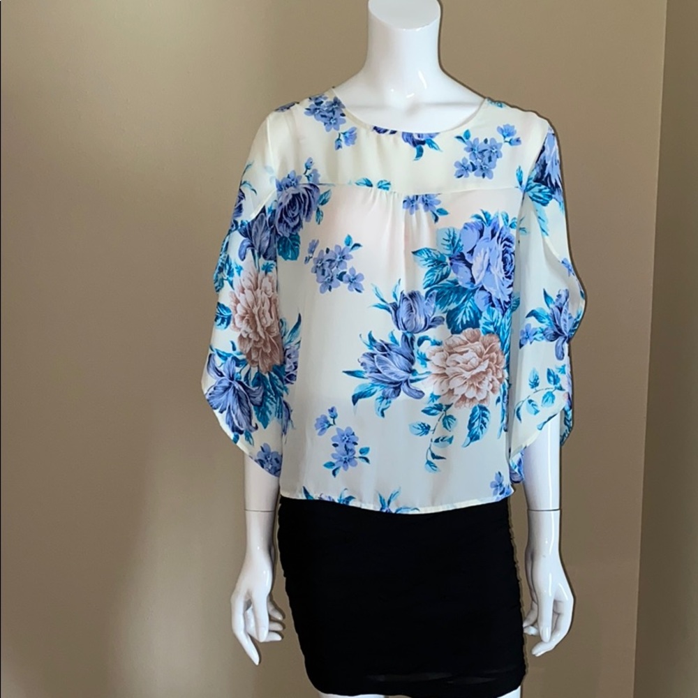 W5 , NWOT, gorgeous blouse size L